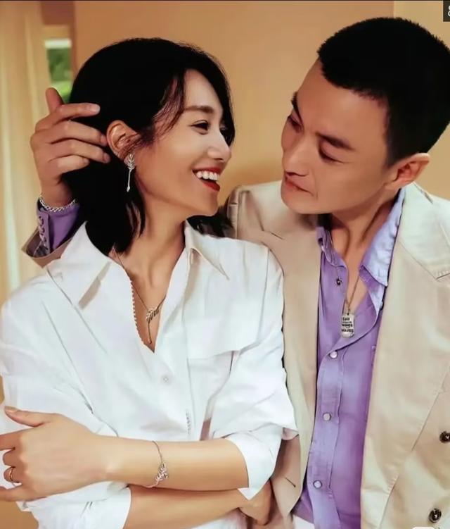 朱丹老公周一围请老外朋友吃饭，瞪眼拍照似大男孩称搞钱要紧