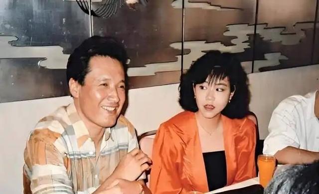 77岁秦祥林亮相台湾夜场，满头银发酒杯高举，与秦汉并称“二秦”