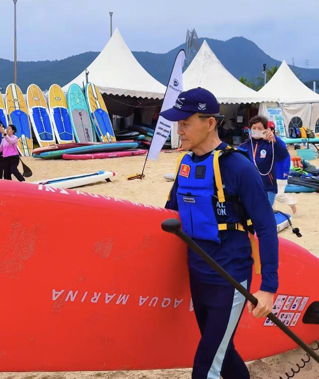 田朴珺独自现身参加活动，一身高定气场十足，被吐槽医美痕迹重