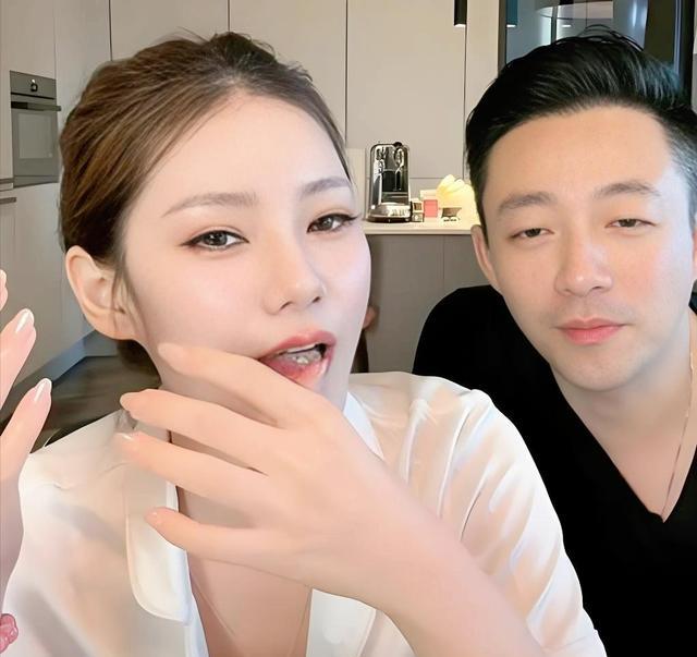 小杨阿姨顺利复工!带玥霖逛街，晒汪宝婴儿车，小心思藏不住