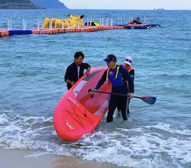 田朴珺独自现身参加活动，一身高定气场十足，被吐槽医美痕迹重