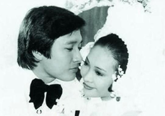 77岁秦祥林亮相台湾夜场，满头银发酒杯高举，与秦汉并称“二秦”