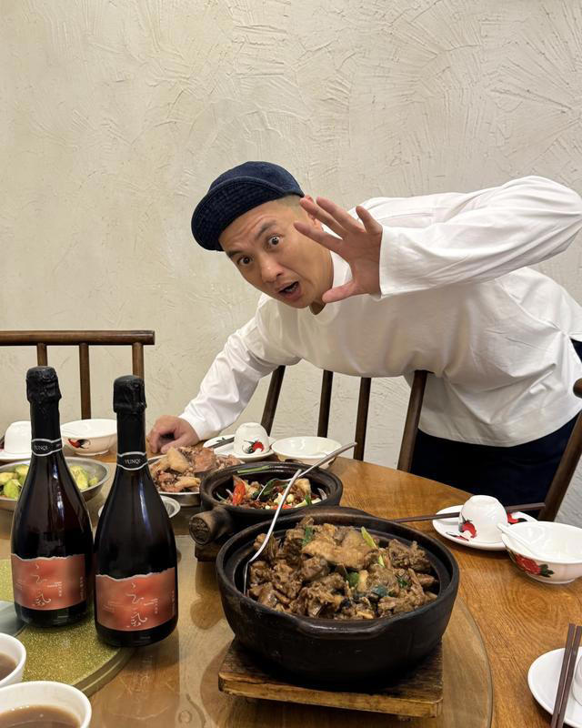 朱丹老公周一围请老外朋友吃饭，瞪眼拍照似大男孩称搞钱要紧