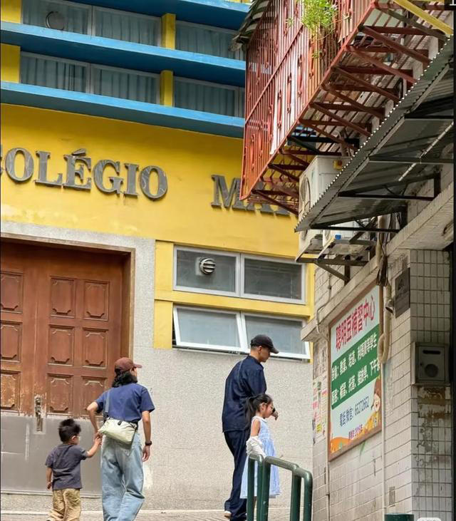 朱丹老公周一围请老外朋友吃饭，瞪眼拍照似大男孩称搞钱要紧