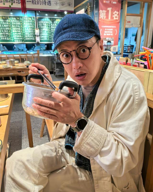 朱丹老公周一围请老外朋友吃饭，瞪眼拍照似大男孩称搞钱要紧