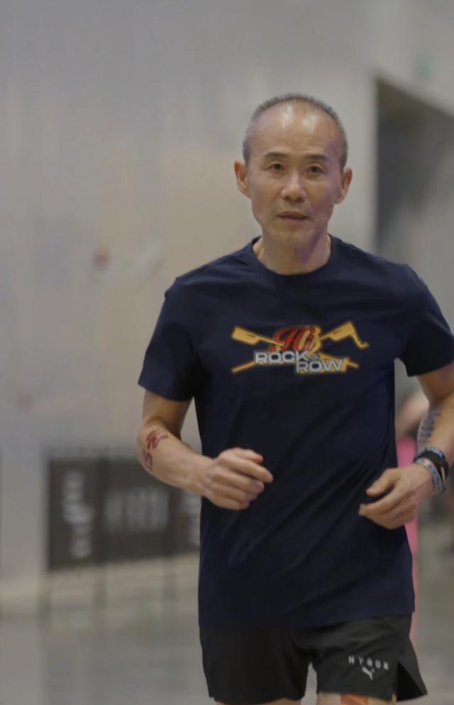 田朴珺独自现身参加活动，一身高定气场十足，被吐槽医美痕迹重