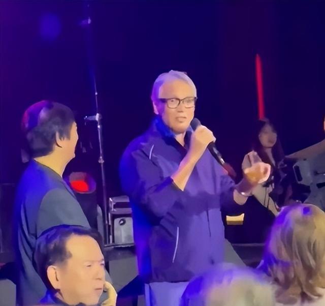 77岁秦祥林亮相台湾夜场，满头银发酒杯高举，与秦汉并称“二秦”