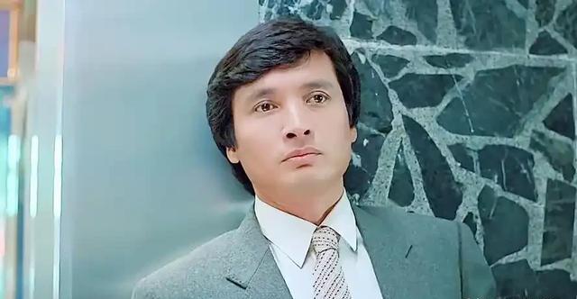 77岁秦祥林亮相台湾夜场，满头银发酒杯高举，与秦汉并称“二秦”