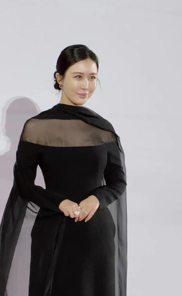 田朴珺独自现身参加活动，一身高定气场十足，被吐槽医美痕迹重