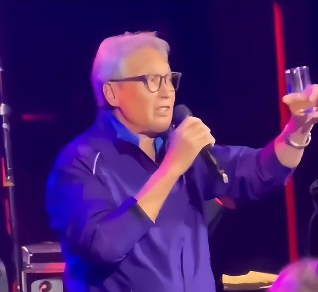 77岁秦祥林亮相台湾夜场，满头银发酒杯高举，与秦汉并称“二秦”