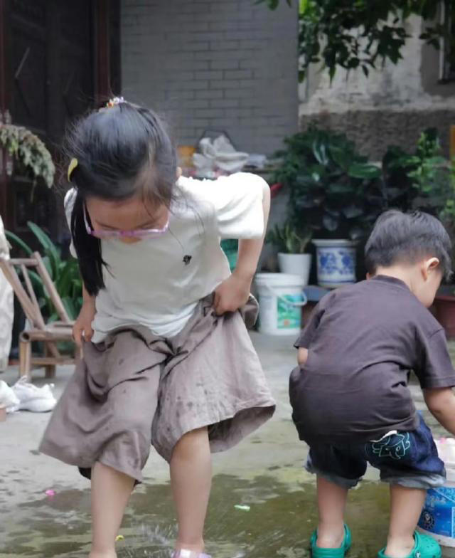 朱丹老公周一围请老外朋友吃饭，瞪眼拍照似大男孩称搞钱要紧