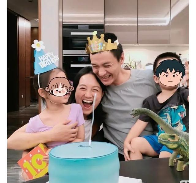 朱丹老公周一围请老外朋友吃饭，瞪眼拍照似大男孩称搞钱要紧