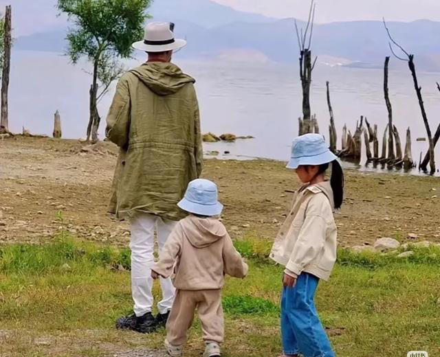 朱丹老公周一围请老外朋友吃饭，瞪眼拍照似大男孩称搞钱要紧