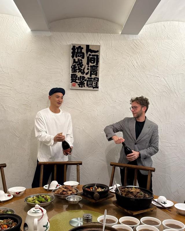 朱丹老公周一围请老外朋友吃饭，瞪眼拍照似大男孩称搞钱要紧