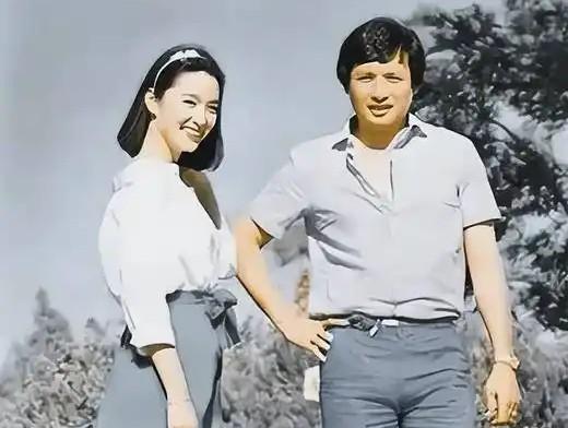 77岁秦祥林亮相台湾夜场，满头银发酒杯高举，与秦汉并称“二秦”