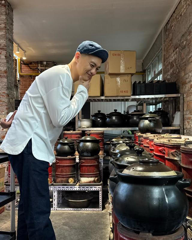 朱丹老公周一围请老外朋友吃饭，瞪眼拍照似大男孩称搞钱要紧