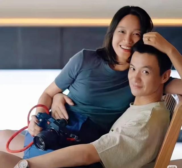 朱丹老公周一围请老外朋友吃饭，瞪眼拍照似大男孩称搞钱要紧