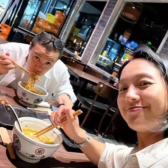 朱丹老公周一围请老外朋友吃饭，瞪眼拍照似大男孩称搞钱要紧