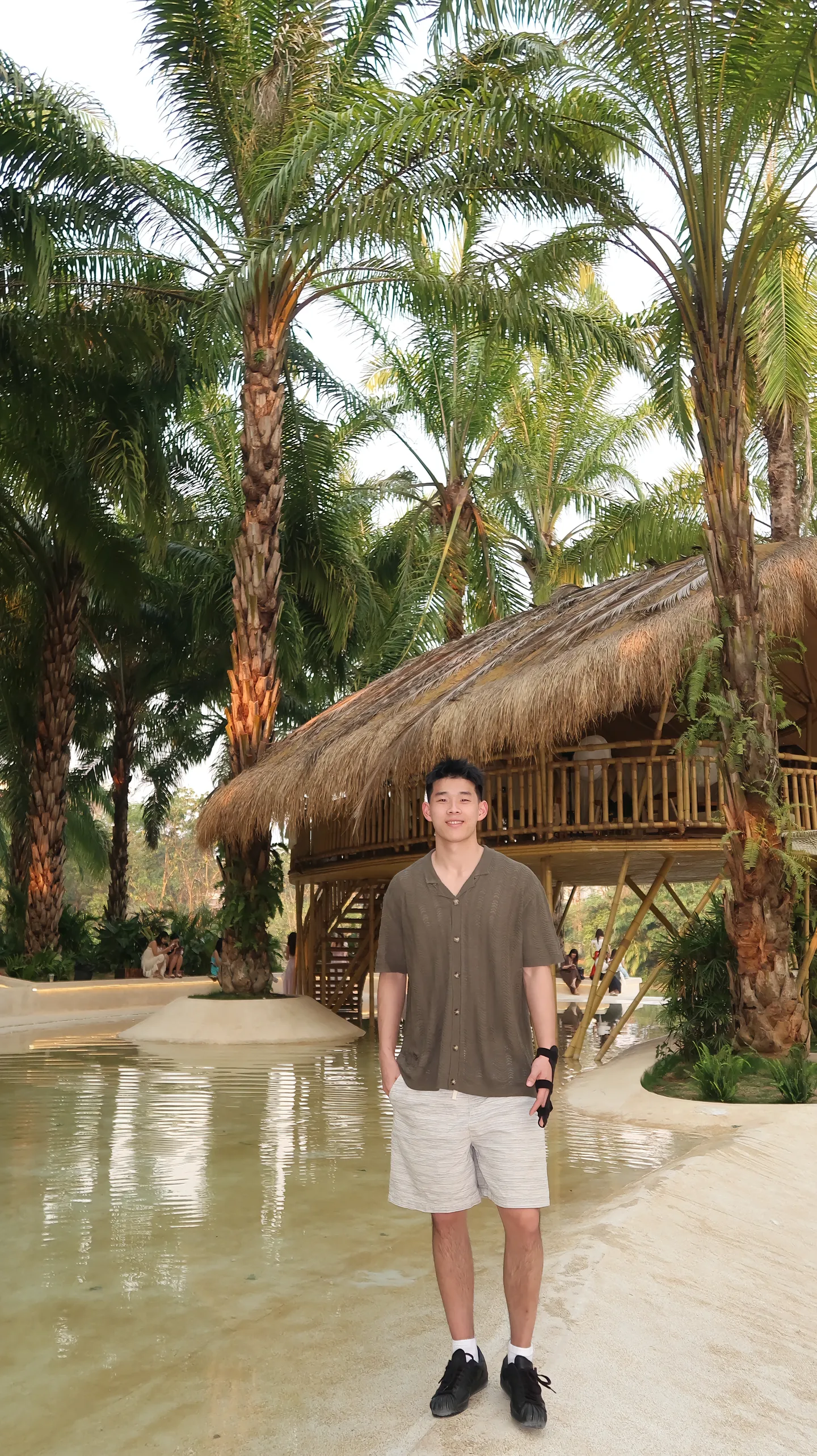 林葳更新社媒分享个人旅行帅照并配文：最近去了很多地方