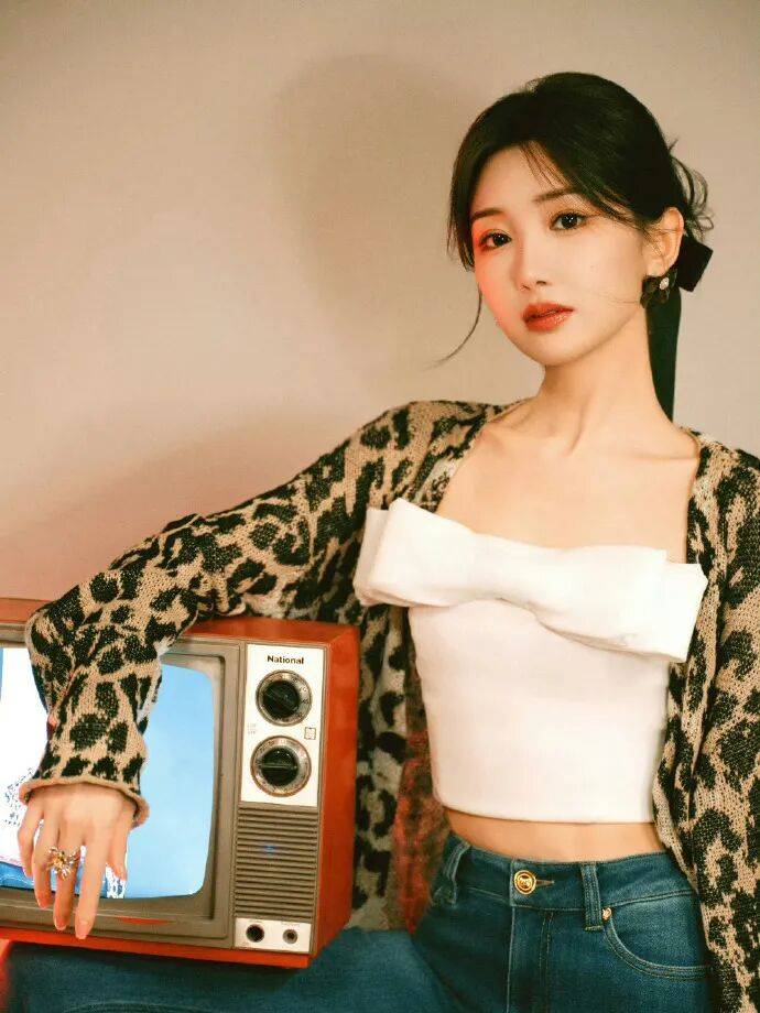 毛晓彤女装牛仔裤彰显男性特征？网友骂设计反人体工学