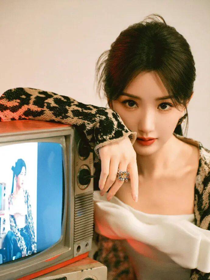 毛晓彤女装牛仔裤彰显男性特征？网友骂设计反人体工学