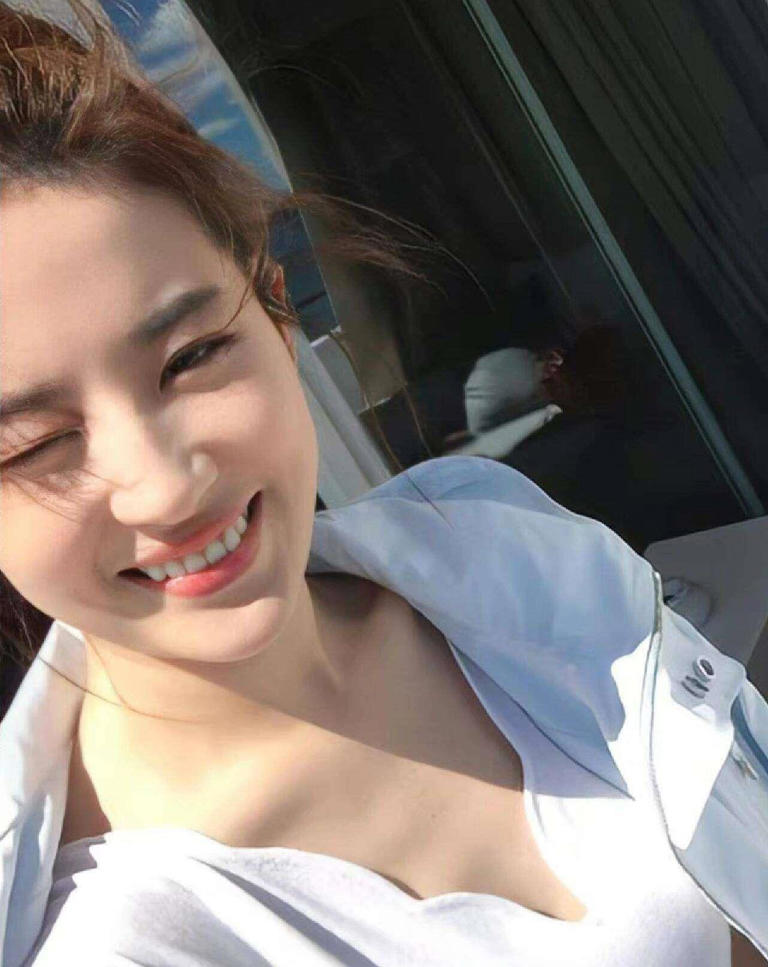 刘亦菲自拍镜子意外暴露真实状态！