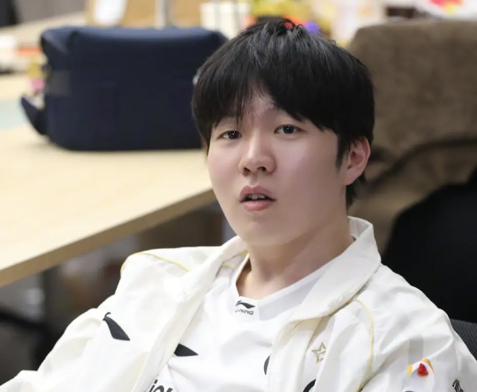 Rookie归队训练，因分手事件不想打了，被管理层劝回来