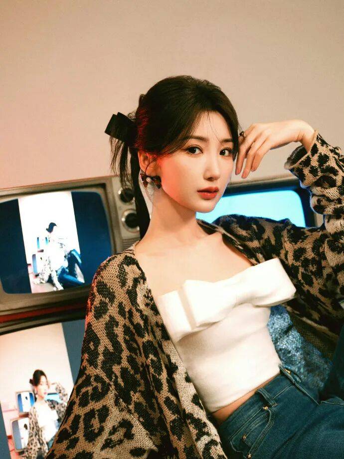 毛晓彤女装牛仔裤彰显男性特征？网友骂设计反人体工学