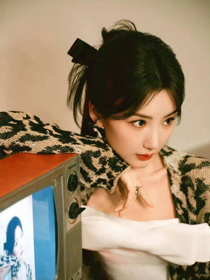 毛晓彤女装牛仔裤彰显男性特征？网友骂设计反人体工学