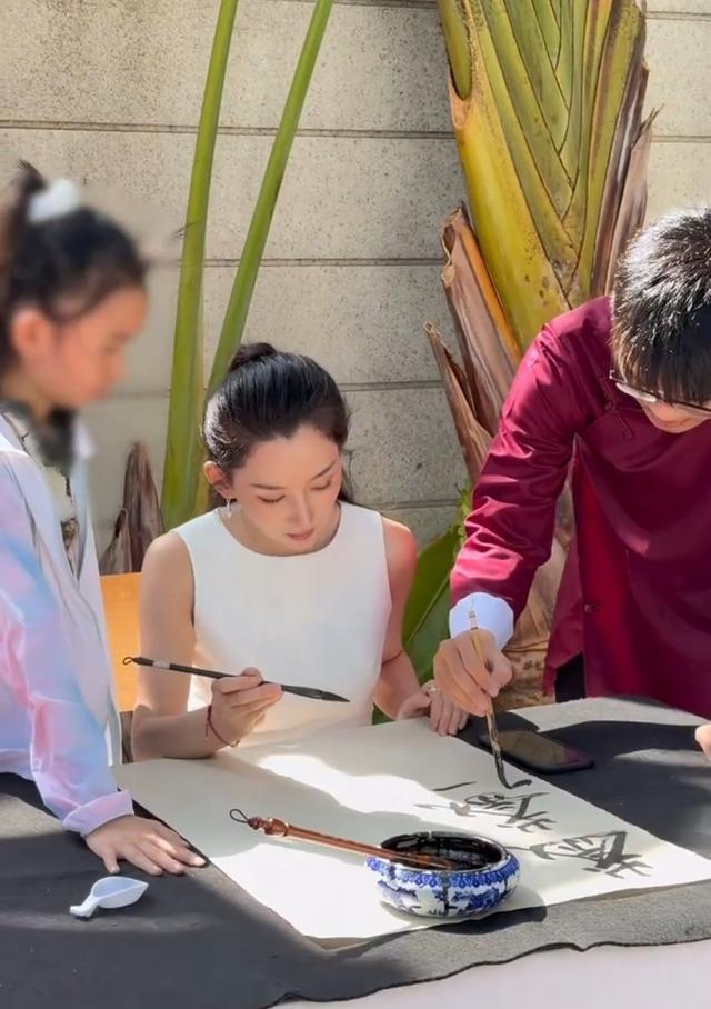 森林北状态太好了，多才多艺教女儿写毛笔字！网友：汪峰捡到宝了