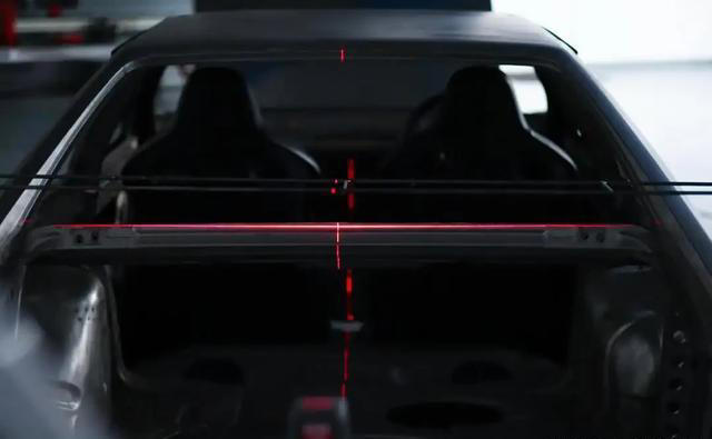 这台奥迪Quattro经典改装车，里面装着一台RS4的V8发动机