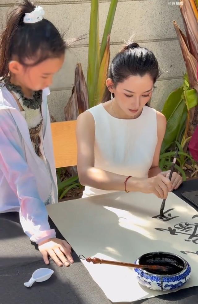 森林北状态太好了，多才多艺教女儿写毛笔字！网友：汪峰捡到宝了