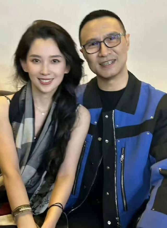 森林北状态太好了，多才多艺教女儿写毛笔字！网友：汪峰捡到宝了