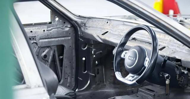 这台奥迪Quattro经典改装车，里面装着一台RS4的V8发动机