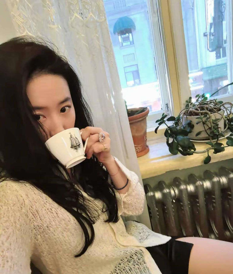 刘亦菲自拍镜子意外暴露真实状态！