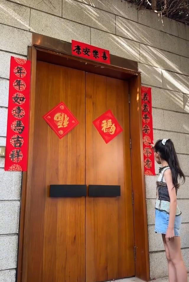 森林北状态太好了，多才多艺教女儿写毛笔字！网友：汪峰捡到宝了