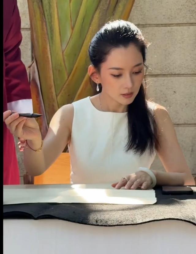 森林北状态太好了，多才多艺教女儿写毛笔字！网友：汪峰捡到宝了