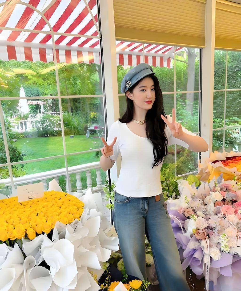 刘亦菲自拍镜子意外暴露真实状态！