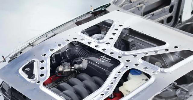 这台奥迪Quattro经典改装车，里面装着一台RS4的V8发动机