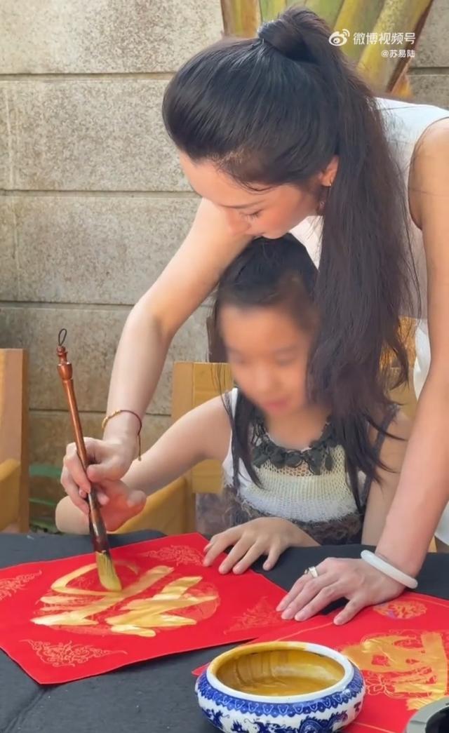 森林北状态太好了，多才多艺教女儿写毛笔字！网友：汪峰捡到宝了