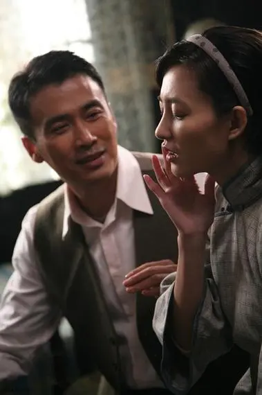 两部谍战剧凭啥封神？一部让张若昀大火，一部两大戏骨飙戏成经典