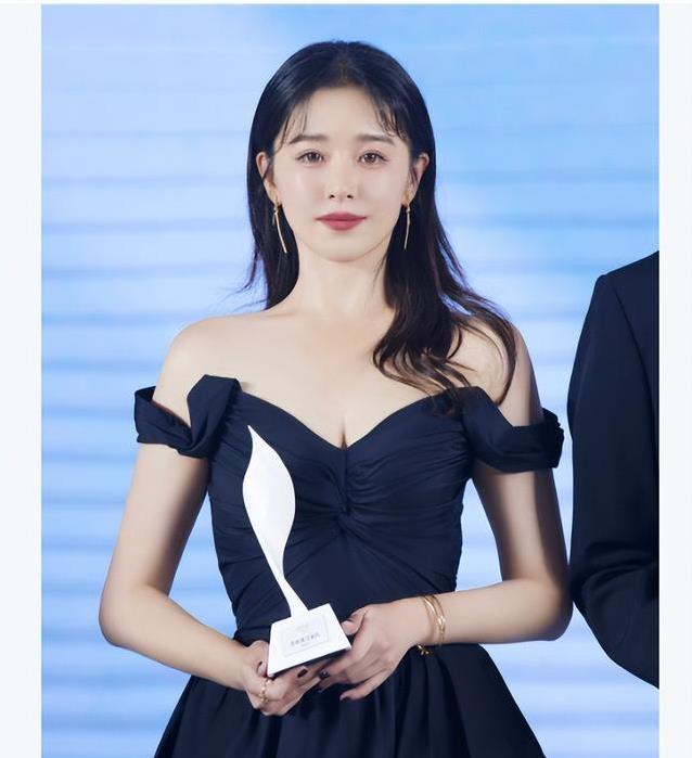 结婚以后，阚清子与老公机场同行，夫妻感情深厚!