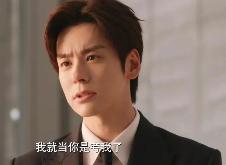 一个面无表情，一个只会瞪眼，两人拖垮30集大剧，老戏骨也救不了