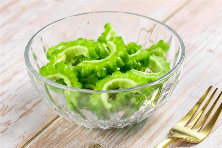 炒苦瓜，切忌焯水和直接炒，做好这2步，爽脆入味，苦涩味全无