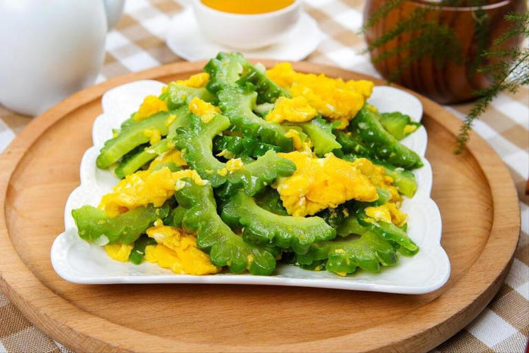 炒苦瓜，切忌焯水和直接炒，做好这2步，爽脆入味，苦涩味全无