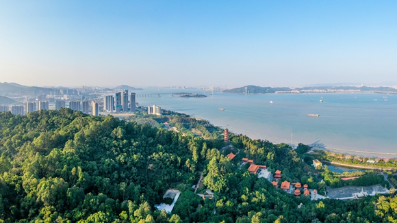 珠江城市服务接管广州南沙180米颐德国际地标写字楼