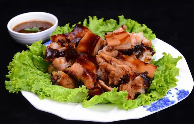 青岛传统美食揭秘：舌尖上的十大经典，看看你吃过几种？
