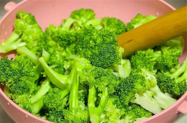 西兰花想炒的好吃，就怕直接炒和焯水，教你一招，营养一点不流失