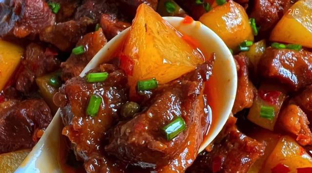 炖牛肉千万不要直接下锅，那样炖出来又柴又硬，今天教你一个方法