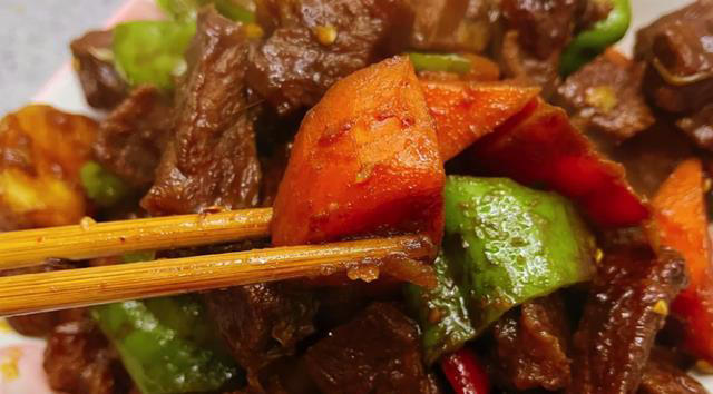 炖牛肉千万不要直接下锅，那样炖出来又柴又硬，今天教你一个方法